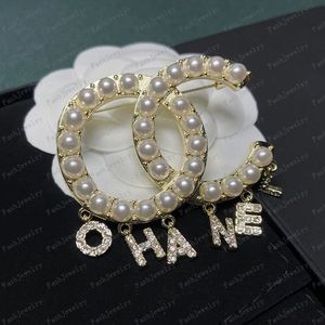 Homem Brand Brand Carta Broches 18K Gold Bated Bated Crystal Rhinestone Jeia Broche Charm Pin 2022 casar