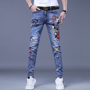 メンズジーンズファッションプリント韓国ブランド刺繍バッジパターン青少年リッピング小さな足のティーンエイジャーカウボーイペンシルパンツ230330