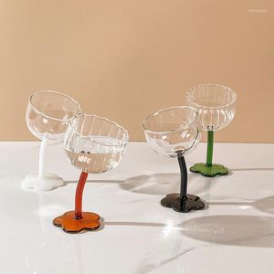 Vinglas med kreativ blomma glas kopp retro söt champagne röd whisky cocktail dessert