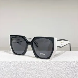Toppkvalitetsdesigner solglasögon för kvinnor klassiska glasögonglasögon utomhus strand solglasögon för man kvinna svart vit 5 färg valfri triangulär med låda