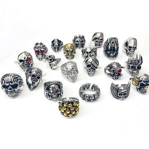 Cluster-Ringe 12 Stück / Los 316L Edelstahl Verkauf Punk-Stil Schädelkopf Herren-Wolfram-Ring mit Kristallkreuz Yiwu Lager 230329