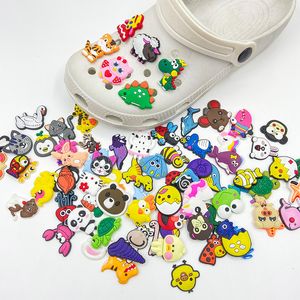 Skodelar Tillbehör 100 PCS Animal PVC S härliga anime spänne dekorationer för Croc Jibz Charm Kids Gifts 230330