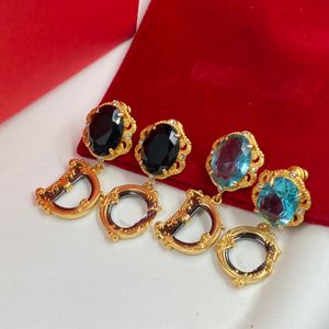 Nowy Vintage klasyczny list kolczyki do uszu europejski amerykański styl moda czarny niebieski diament kryształ Rhinestone akcesoria kolczyki złoto na prezent na dzień kobiet