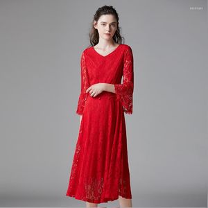 Vestidos casuais Chegada de outono inverno vermelho longo estilo renda de renda v pescoço de joelho de joelho mangas de flare ajuste e 14346