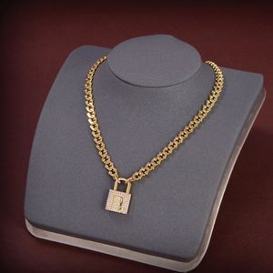 Klassisches Europa Amerika Mode-Stil Halsketten Dame Frauen Männer Gold / Silber Farbe Balencaigaity Hardware eingraviert aushöhlen Buchstabe B Anhänger Halsketten mbx1c