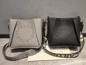 Stella McCartney Crossbody Çanta 366 Kadın Dana Metal Toka Yüksek Kapasiteli Gerçek deri Delikli Logo Litchi Desen Mektup Omuz Askısı Tasarımcı Lüks Çanta