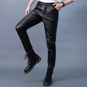 Jeans da uomo Autunno Inverno Moto Biker PU Pantaloni in pelle Leggings sottili dritti Velluto elastico Stretto coreano Stile matita nera 230330