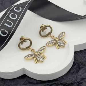 Ciondola il designer di lampadari classici Orecchini ape consumati Design alla moda popolare Orecchini di perle in stile semplice