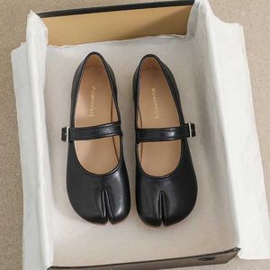 Kleid Schuhe Neue Leder Split Toe Flache Schuhe Frau Mary Janes Tabi Ninja Wohnungen Weibliche Gemütliche Kleid Schuhe Knöchelriemen Mokassins Plus Größe 35-43 Y23