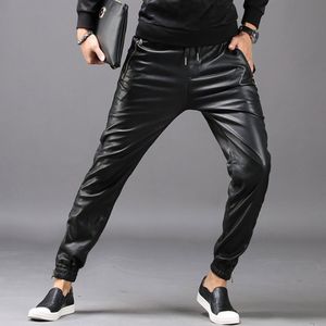 Mäns jeans tsingyi moto cyklist faux läderbyxor joggar harem pant elastisk midja blixtlås fickor svart streetwear smal fit kläder 230330