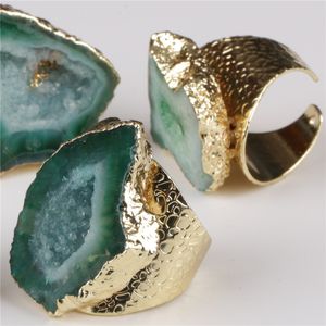 Cluster-Ringe, großer Goldrand, Vintage-Retro-Stil, grüner dunkler Geode-Kristall, Steinscheibe, Perlenanhänger, verstellbarer, offener, gehämmerter Ring für Damen und Herren, 230329