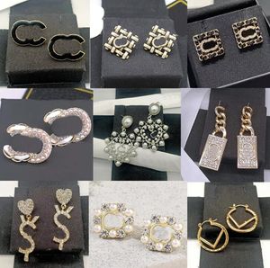 23SS 20 Style 18K Altın Kaplama Harfler Stud Pubsel Uzun Küpe Dangly Geometrik Lüks Tasarımcı Kadınlar Kristal Rhinestone İnci Düğün Partisi Takı Hediyesi