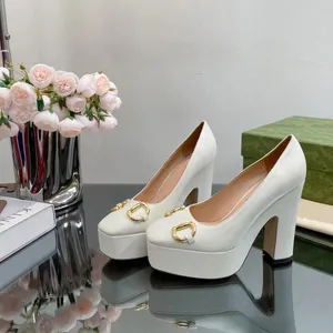Zarif Elbise Ayakkabı Tasarımcısı Yüksek Topuk Tekne Ayakkabı Kadınları Sarp Toe Toe Toe Metal Düğmesi Dekorasyon Moda Platformu Kalın Sole Fabrika Ayakkabıları 12cm