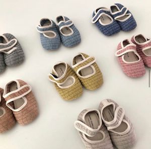 İlk Yürüyüşçüler Toddler Bebek Erkek Kız Kızların Ayakkabıları Koreli Vintage Style Bebek Yumuşak Sole Slip Slig Non Slig Tesli Pamuk Ayakkabı İlk Adım 230330