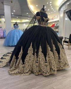 Abiti stile quinceanera in tulle nero con applicazioni dorate con mantella e abito da ballo con spaghetti, abiti da ballo di fine anno dolce sedici, abiti da 15 322