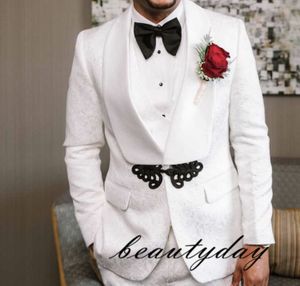 Smoking da sposa Dobby bianco Abiti da sposo Abiti Scialle Bavero Groomsmen Slim Fit Cena formale Affari Abbigliamento da uomo 3 foto Set Giacca Gilet Pantaloni Papillon