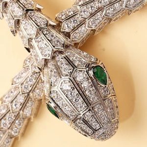 チョーカーのオリジナルヨーロッパとアメリカ版のマイクロ象眼細工の宝石付き大きなヘビネックレス230419