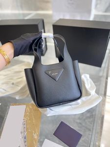 Luxury Triangle Basket Tote Bag Womens Mens Designer Purses Cowhide Läder Handväska plånböcker axel crossbody clutch magnetiska snäpp stängningsmetallbeslag väskor