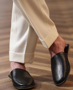 2023 Verão estilo britânico Lazy Meio chinelos de vaca Moda de couro masculino Casual Sapatos de condução primavera
