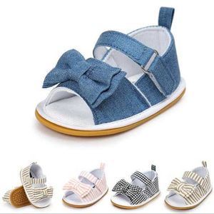 صندل 2018 جديد Stripe Bowtie لطيف من المطاط الصلب الطفل moccasins الطفل الصيف الفتيات Sandals أحذية رياضية أول مشاة الأطفال أحذية النسيج Z0331