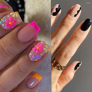 Fałszywe paznokcie 24pcs Manicure Kolorowe kwiaty Fałszywe Nials prasa na francuskim czarnym falistym krótkim placu