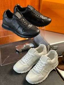 Sapatos masculinos com monogramas estampados em couro preto e branco Run Away Tênis em couro Epi bezerro Tênis de cano baixo Solado de borracha em forma de cunha