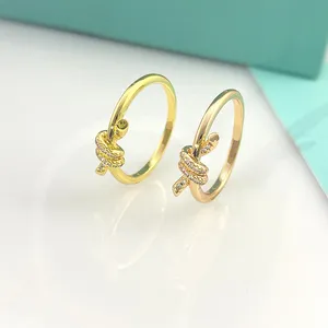 Anel feminino de designer com nó de corda anel de luxo anel de zircônia moderno joias clássicas banhado a ouro 18 quilates atacado para casamento