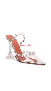 Amina Muaddi Kvinna Julia Mule Glas Transparent Pvc Vita Kristallnubbar Amina Muaddi Julia Klara 95 Rem Mules Skor Sandaler6713744