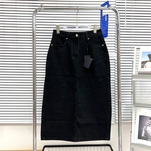 Kjolar lyxiga summer lång kjol designer kvinna mode denim stilfulla bokstäver delade byxor klassiska mönster en linje kvinnor pant kläder 23ss ufvq