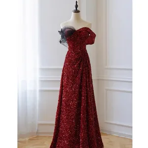 Abiti da damigella d'onore bordeaux glitterati Applique con paillettes a farfalla Una linea Abito da sera da sera con spacco laterale da donna senza spalline