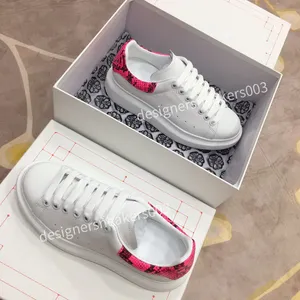 2023 TOP Novos designers de luxo Sapatos para masculinos ao ar livre sapato de skate de alto skate One unissex knit wheat preto branco esportes casuais cênicos conjuntos