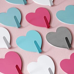 UPS Söt hjärtformad krok Creative Metal Strong Adhesive Paste Wall Bearing Kitchen Seamless Heart Hook Dream