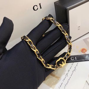 Moda Kolye Tasarımcı Hediyeleri Kolye Altın Kaplama Siyah Kadınlar Uzun Zincirleri Seviyor Vintage Tasarım Mücevher Mektubu Kolye Parti Aile Halat Zinciri Kutu