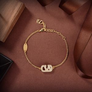 Woman Charm Bracelets V Letter Designer Brand Pearl Fashion Luxury Vlogo Chain Bracelet Jewelry Trend Women Diamond Metal Bracelet ghh