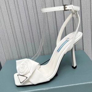 Sandálias de grife salto agulha feminino flor decorativa tira no tornozelo fivela quadrado dedo do pé aberto sapatos sociais 9,5 cm laca couro moda festa de verão sapato de casamento