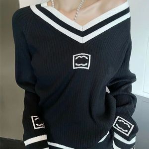 Moda Tasarımcı Kanalı Kadın Sweaters Giyin Kalp şeklindeki V yaka örgü dikey alfabe nakış yumuşak ve rahat taban yüksek kaliteli lüks seiko