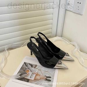 Sandalet tasarımcısı gümüş metalik arka içi boş topuk bahar/yaz 2023 moda yeni orijinal yükseltme kadın işyeri ayakkabıları dugu