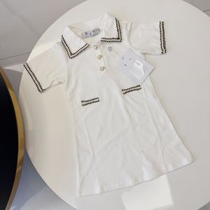 Barndesigner flickor klänning flickkläder flickor kjol babykläder Lapel ren bomull Pärlknapp design sommar modeklänningar lyxmärke vit svart storlek 90-130