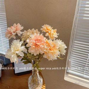 装飾的な花の美しいchrysanthemum結婚式のための人工家の装飾長い花束ギフトの花