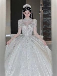 Luxus-Hochzeitskleid für die Braut. Funkelndes, glänzendes Kleid mit langen Ärmeln. Brautkleider. Arabische Dubai-Kathedrale-Schleppe. Maßgeschneidertes, rückenfreies, glitzerndes Sweep-Zug-Hochzeitskleid