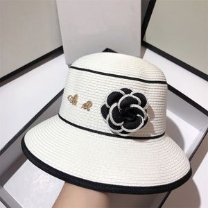 Marchio di cappelli di paglia firmati Cappellino con personaggi dorati Fiori di camelia ed erba cappelli da bacino intrecciati moda regalo retrò da donna Cappelli a tesa larga da donna Cappello da secchiello estivo Artichaut