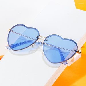 Solglasögon anlände vintage metallhjärta kvinnors mode havslinsflickor glasögon oculos feminino lentes de sol mujer gafas l2