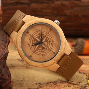 Orologi da polso Uomo Orologi in legno Moda Bussola Incisione Orologio letterale Orologio al quarzo in pelle minimalista Regalo per fidanzato