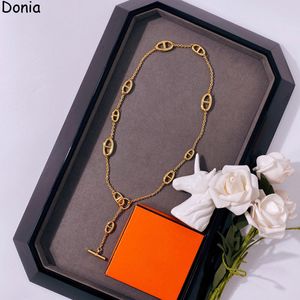 Tang Yazhubao Luxury Necklace European och American Fashion Pig Nose Titanium Steel Micro-Inlaid Zircon Short Necklace Designer Presentor med låda.