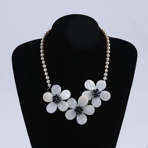 チョーカー淡水真珠のネックレスと花の形の女性の卸売価格ギフトバレンタイン
