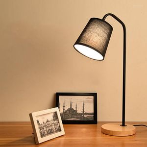 Bordslampor Nordiskt trä Desk Lamp Art Iron Led 5W Fashion Eye Protection Dimning Tyg Lampskärm vardagsrum Heminredning