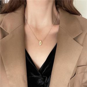 Correntes gotículas de água colar de pendente de corrente leve fêmea de luxo feminino de luxo de luxo com um nicho de nicho de pescoço dourado e frio de água fria d minimalista