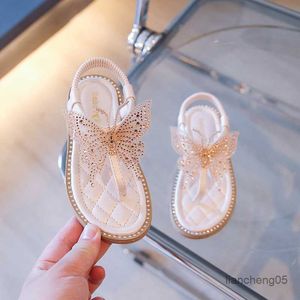 Сандалии 2023 Обувь бабочка для роста для детей для детей с переворачивающими желе с сандалиями детская скольжение на плоских сандалиях маленькая девочка обувь