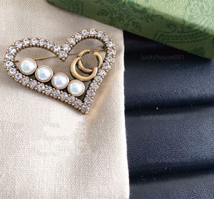 Nowa luksusowa moda inkrustowana diamentowa perłowa litera broszowa broszka