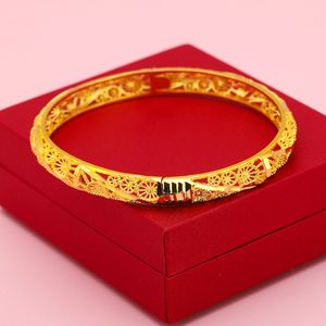 Kvinnor Bangle Armband Hollow Filigree Classic Lady Jewelry Real 18K Gold Color Fashion Wedding Party Party Present